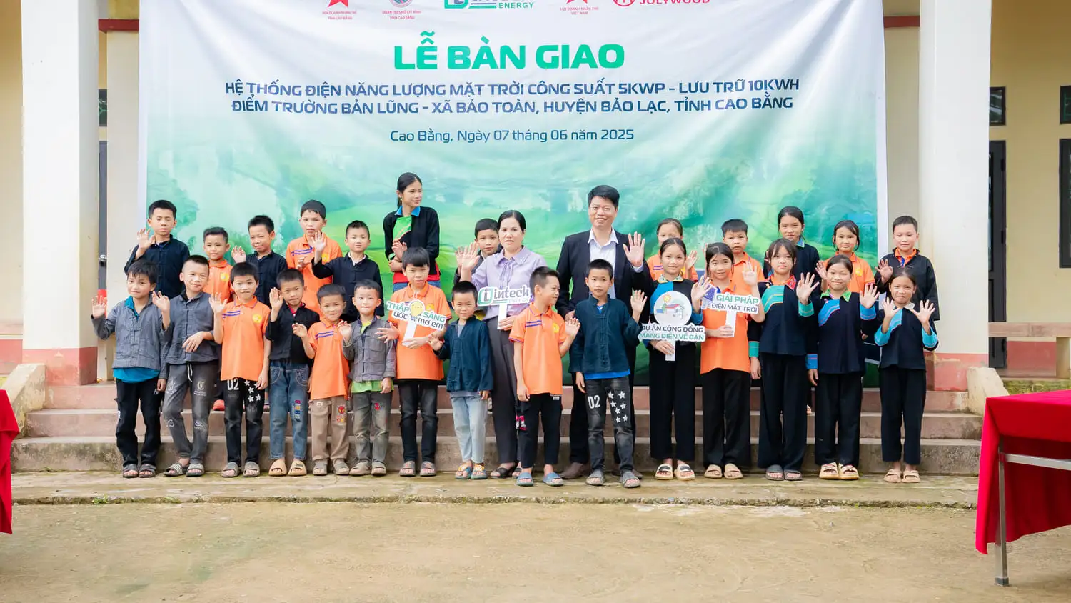 Intech Solar tài trợ hệ thống điện năng lượng mặt trời cho điểm trường khó khăn Cao Bằng
