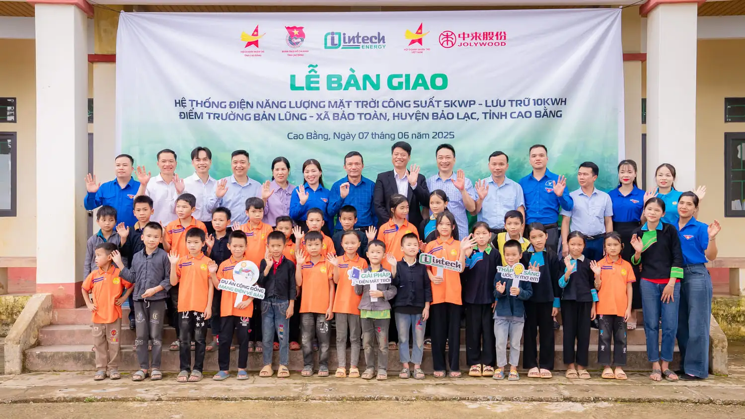 Intech Solar tài trợ hệ thống điện năng lượng mặt trời cho điểm trường khó khăn Cao Bằng