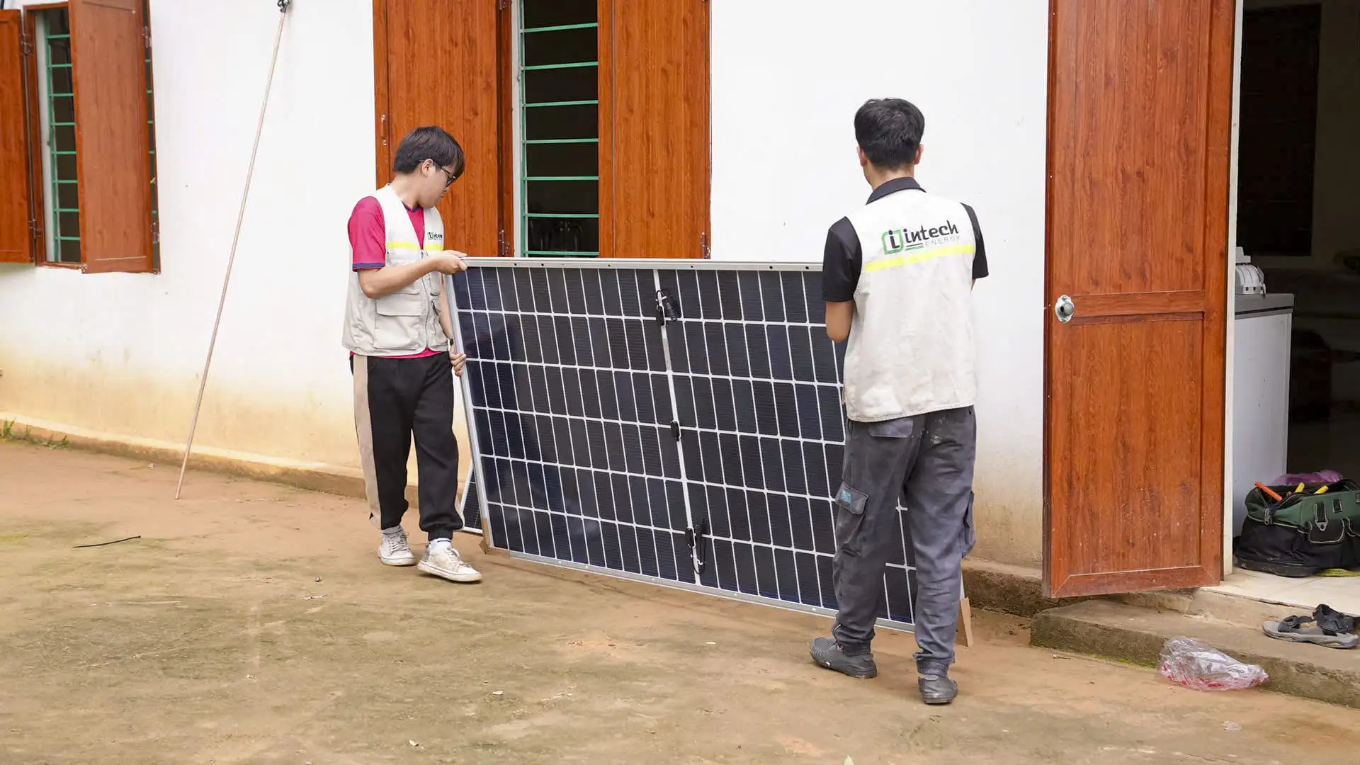 Lắp đặt hệ thống điện mặt trời tại điểm trường Bản Lũng – Cao Bằng